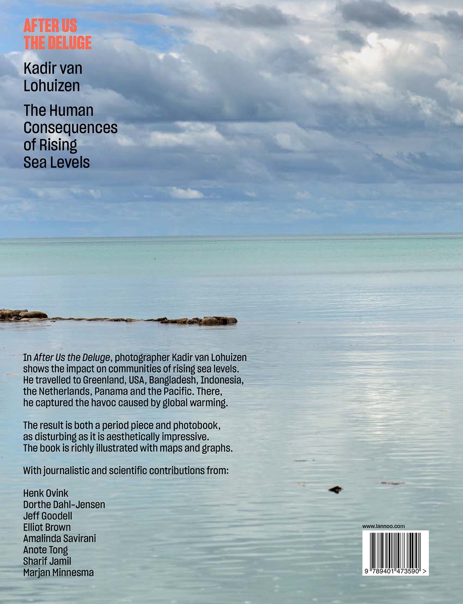 Kadir van Lohuizen: The Human Consequences of Rising Sea Levels, After Us The Deluge. Tekst over de fotograaf en de inhoud van het boek, met op de achtergrond een grijze lucht en rustige zee.