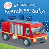 Een rode brandweerauto met een koala als bestuurder, op een nachtelijke stadsachtergrond.