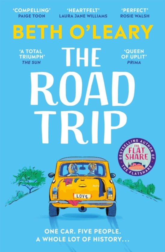 Boek 'The Road Trip' van Beth O'Leary. Een gele Mini Cooper rijdt over een weg met de tekst 'LOVE' op de achterkant.