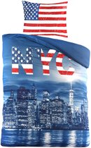 Een dekbedovertrek en kussensloop met een New York skyline en de Amerikaanse vlag met NYC-tekst.