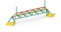 Een brugmodel gemaakt van blauwe, groene, oranje en rode Geomag staven met gele bases.