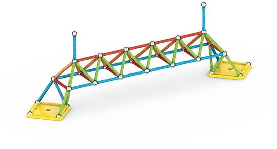 Een brugmodel gemaakt van blauwe, groene, oranje en rode Geomag staven met gele bases.
