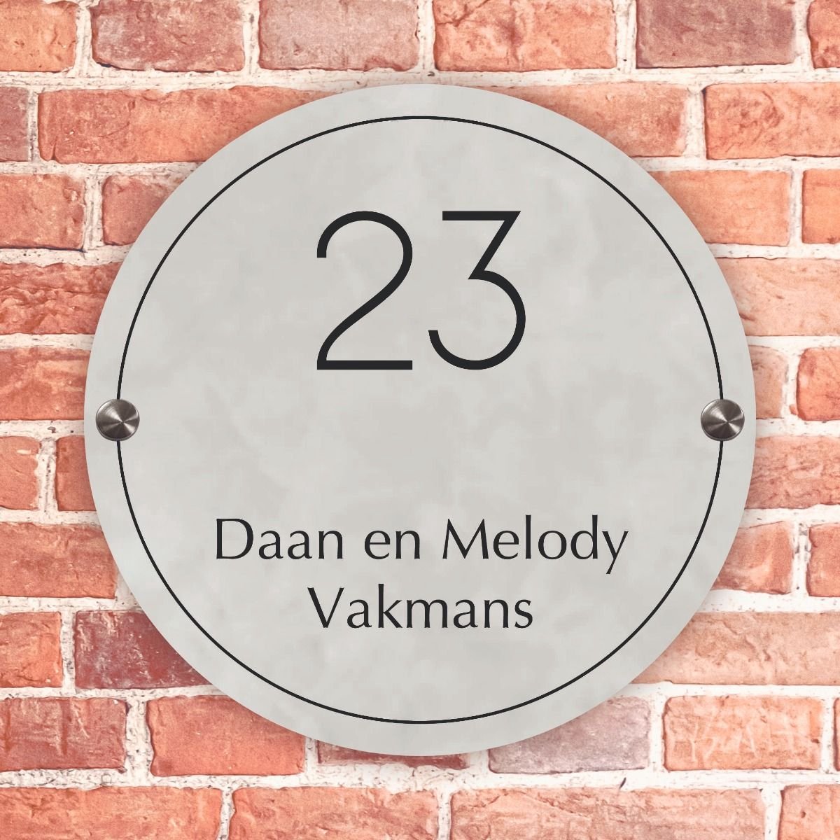 Naambordje voordeur rond grijs met zwart kader - 20cm rond - Incl. RVS bevestigingsmateriaal