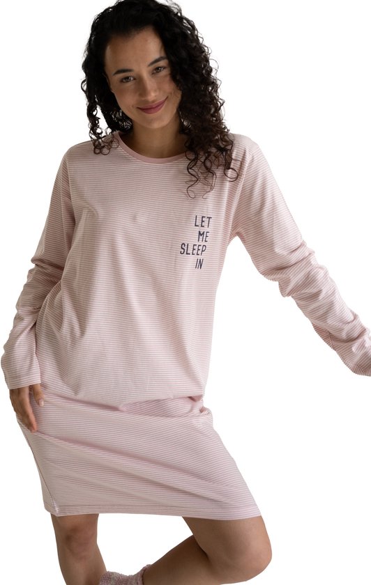 Model in een lichtroze gestreept nachthemd met lange mouwen en de tekst 'LET ME SLEEP IN'.
