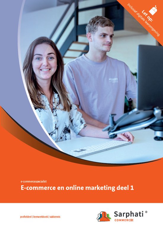 Twee studenten, een man en een vrouw, werken aan een computer. De vrouw lacht naar de camera.