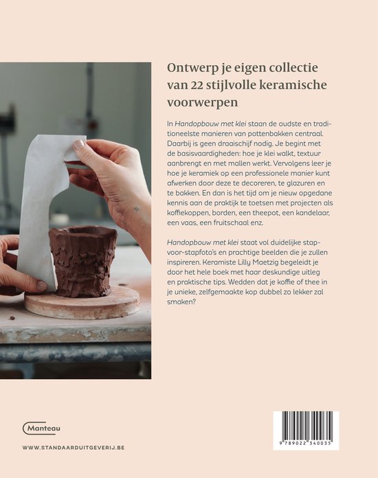 Achterkant boek met tekst en afbeelding van handen die klei vormen met een spatel.