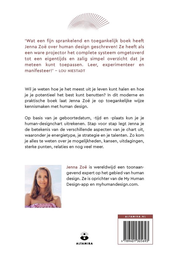 Een vrouw, Jenna Zoë, staat met haar handen in haar zakken, kijkend naar de camera. Achtergrond: boekomslag met 'human design' en informatie.
