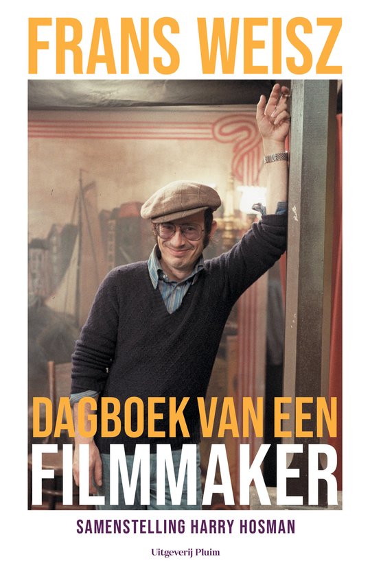 Frans Weisz, gekleed in een donkere trui en pet, leunt tegen een paal. Tekst: DAGBOEK VAN EEN FILMMAKER.