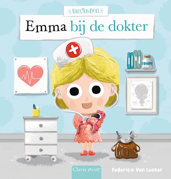 Boekcover 'Emma bij de dokter'. Een meisje met doktersmuts en stethoscoop houdt een knuffelbeer vast.