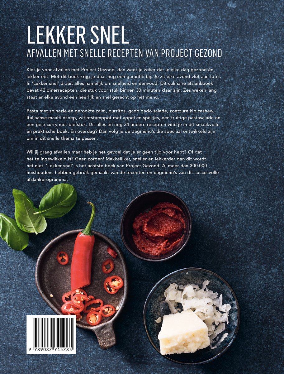 Kookboek 'Lekker Snel' met recepten om afval te verminderen. Ingrediënten: chilipeper, tomatensaus en kaas.