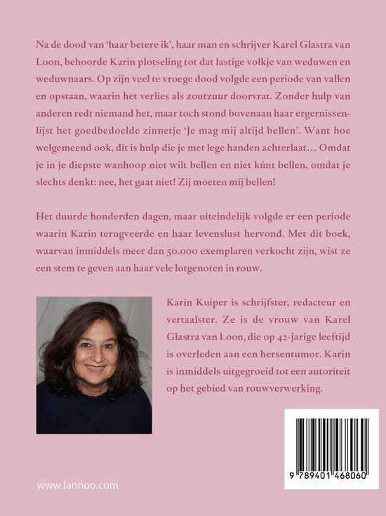 Portret van Karin Kuiper, schrijfster, redactrice en vertaalster, in een gebreide trui. Ze heeft bruin, golvend haar en draagt een bril.