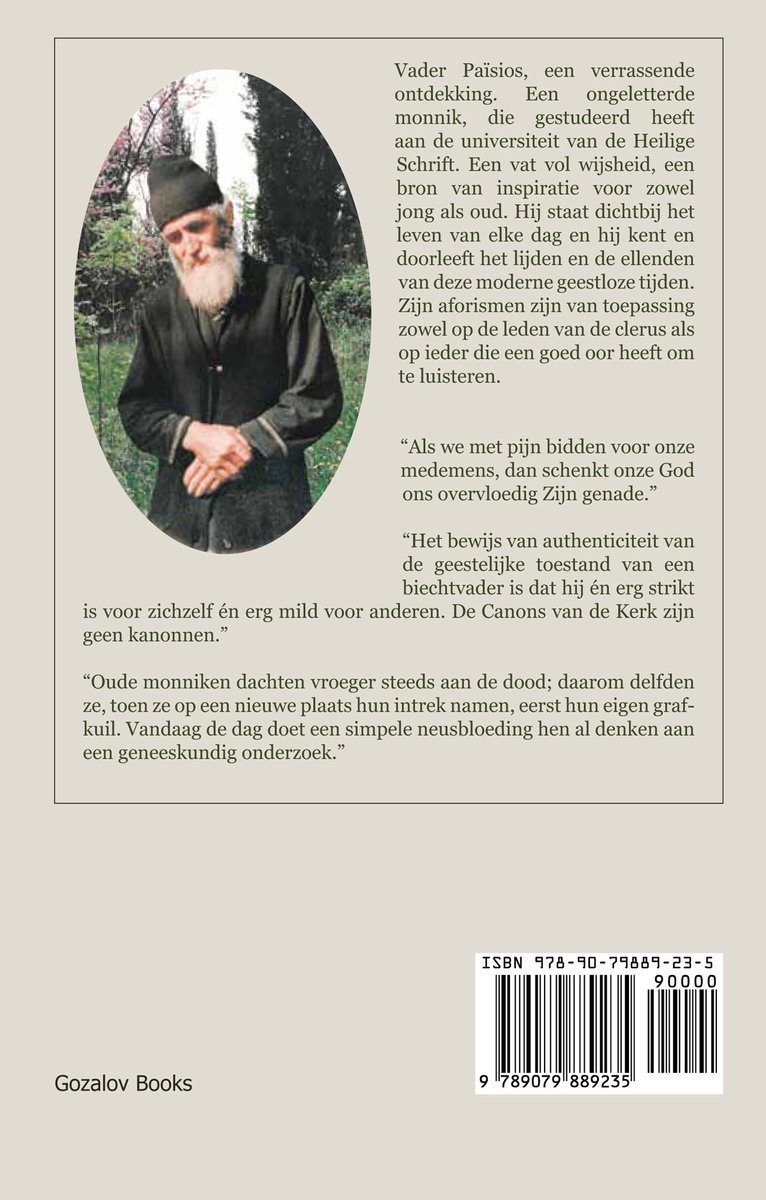 Oudere man met baard en hoed, staand in een tuin. Titel: Vader Païsios van de Heilige Berg.