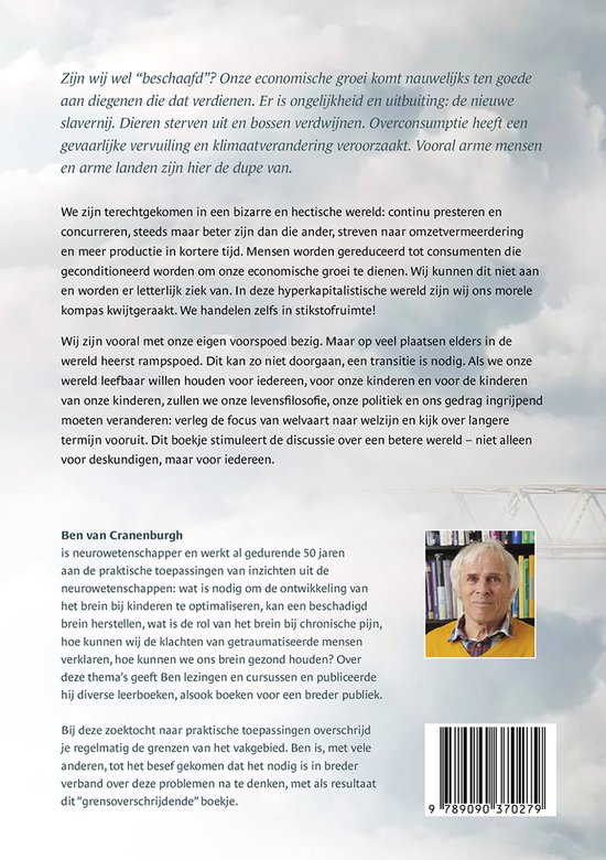 Achterkant boek: 'Manifest voor een betere wereld'. Tekst over economische groei en duurzaamheid, met foto van auteur Ben van Cranenburgh.