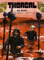 Twee mannen in rood water, met aan palen vastgebonden hoofden en de tekst "THORGAL De Selkie" bovenaan.