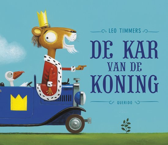 Een koning-leeuw met kroon, rode koninklijke mantel en witte baard, rijdt in een blauwe auto met een eend ernaast.