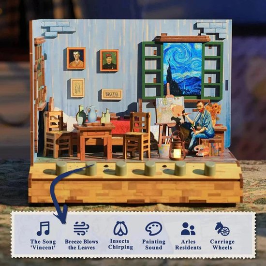 Diorama van een slaapkamer met schilder Vincent aan het werk, met meubels, schilderijen en een raam met Sterrennacht.