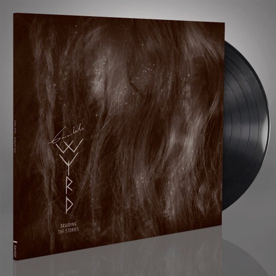 Zwarte vinylplaat met de titel 'Braiding the Stories' en een bruinharige achtergrond. Logo 'WYRD' in het midden.