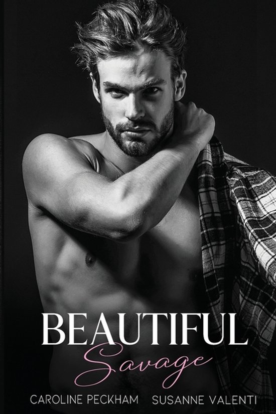 Zwart-wit omslag met een gespierde man die zijn shirt over zijn schouder draagt. "Beautiful Savage" staat groot onderaan.