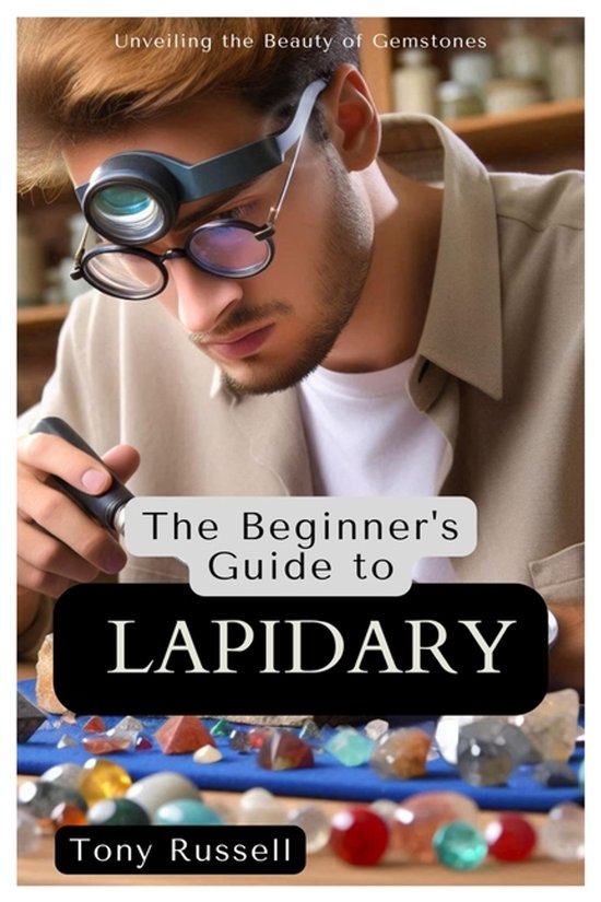 Een man met een juweliersloep op zijn hoofd bekijkt een verzameling edelstenen. Titel: The Beginner's Guide to Lapidary.