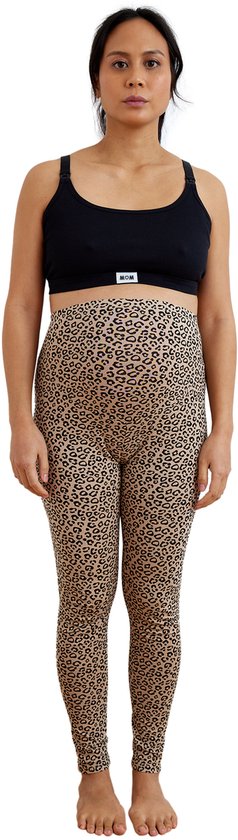 Model van voren gedragen met een zwarte zwangerschapsbeha en een leopardprint legging.