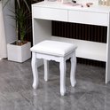Witte kaptafelkruk met gestoffeerd zitvlak en gebogen poten, in een interieur.