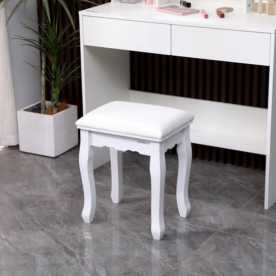 Witte kaptafelkruk met gestoffeerd zitvlak en gebogen poten, in een interieur.