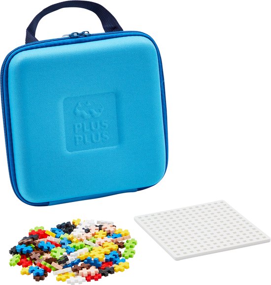 Blauwe Plus-Plus reiskoffer met opengewerkt deksel, een hoop kleurrijke bouwstenen en een wit bord.