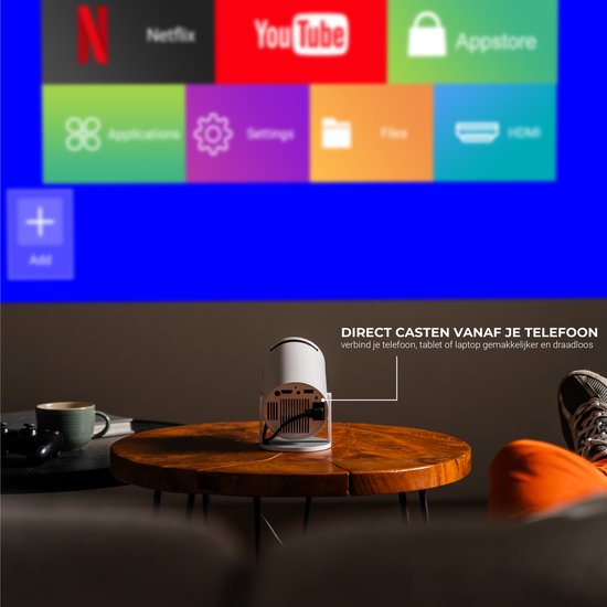 Lumenix beamer op salontafel projecteert apps zoals Netflix en YouTube. Tekst: 'Direct casten vanaf je telefoon'.