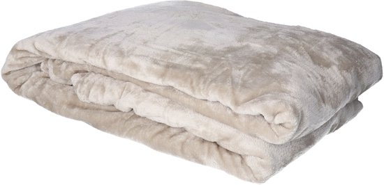 Licht beige fleece deken, opgevouwen op een witte achtergrond.