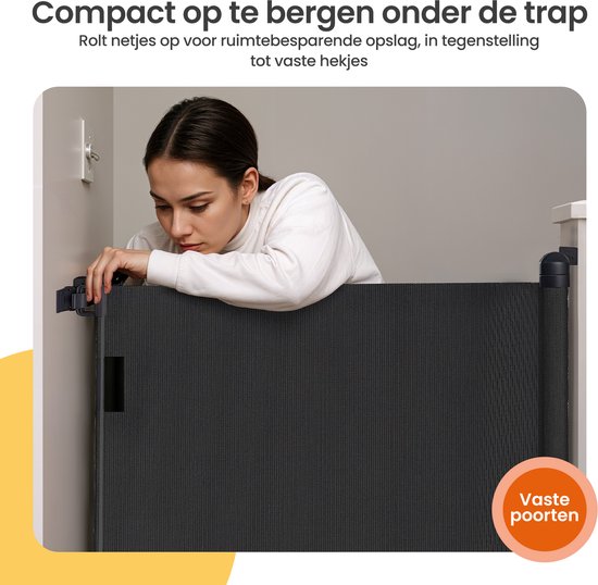 Vrouw monteert een zwart, oprolbaar veiligheidshekje onder een trap.