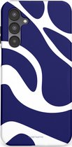 Casetastic hoesje geschikt voor Samsung Galaxy A16 - Dubbellaagse bescherming - Zeebries Golven - Fashion Case - Donkerblauw Wit