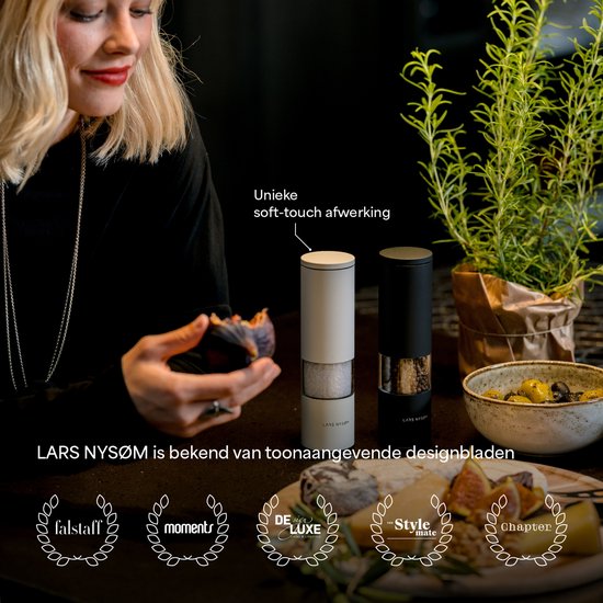 Vrouw houdt een vijg vast, met naast zich een witte en een zwarte molen. Tekst: LARS NYSØM is bekend van toonaangevende designbladen.