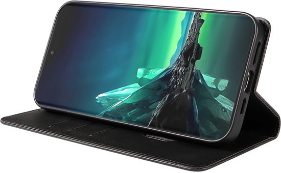 Zwart boekhoesje voor telefoon met telefoonstandaard, de klep is half geopend.
