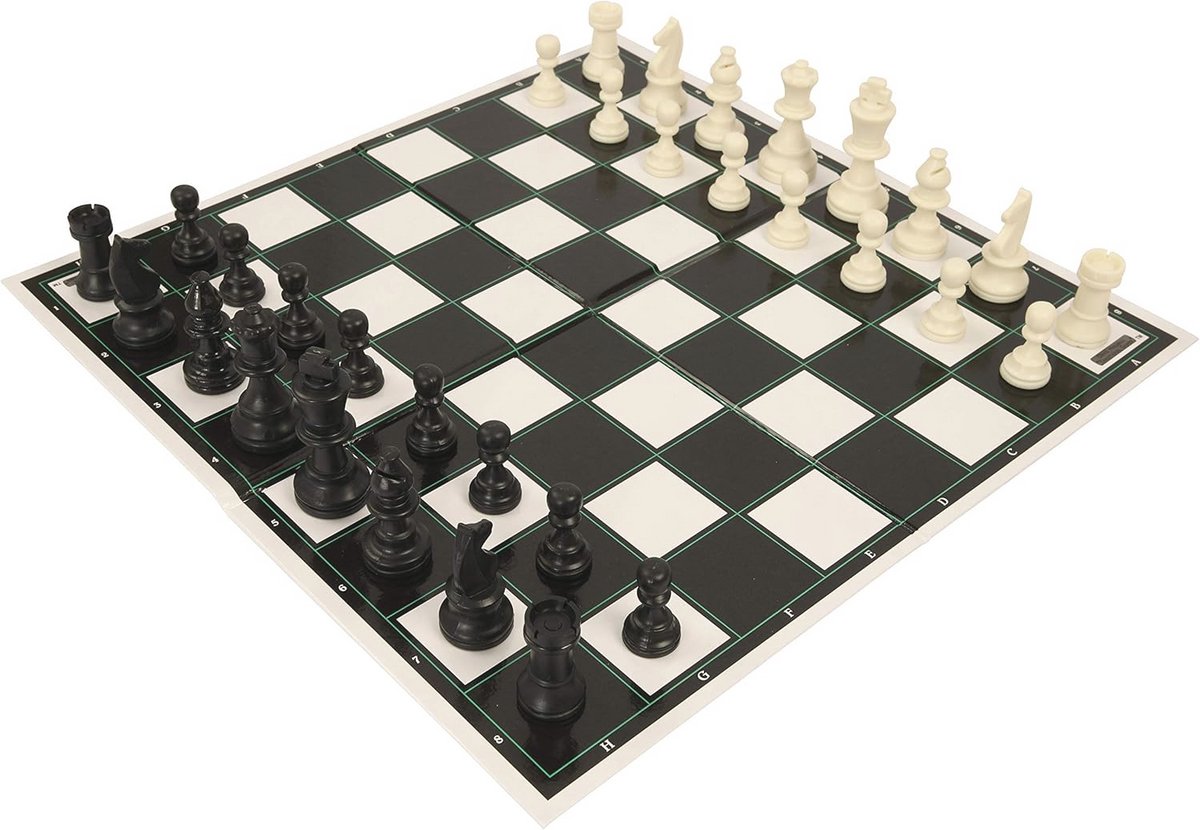 Schaakspel met kunststof stukken en bord voor strategische geesten