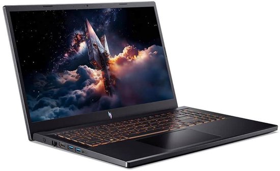 Zwarte Acer gaming laptop met oranje verlicht toetsenbord, gezien vanaf de zijkant met zichtbare poorten.