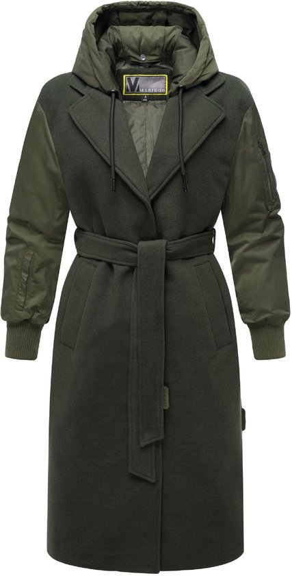 Long manteau vert foncé, ouvert, avec ceinture, capuche et manches style bomber.