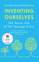 Boek 'Inventing Ourselves: The Secret Life of the Teenage Brain' met een blauwe achtergrond. Drie gele bomen met takken als hersenen.