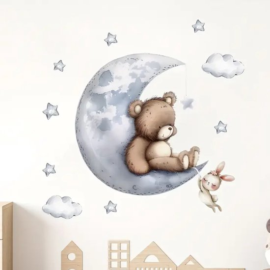 Sticker mural avec un ours en peluche brun assis sur une lune grise, à côté d'un lapin endormi avec un nœud. Étoiles et nuages dispersés.