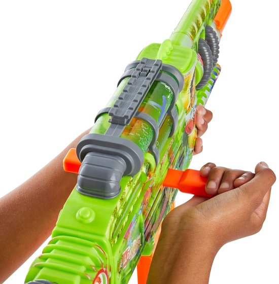 Close-up van handen die de felgroene Nerf Zombie Corrupter blaster vasthouden, met oranje grendel en magazijn.