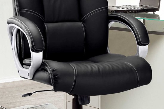 Fauteuil de direction noir avec accoudoirs argentés et un siège rembourré, visible à côté d'un bureau.