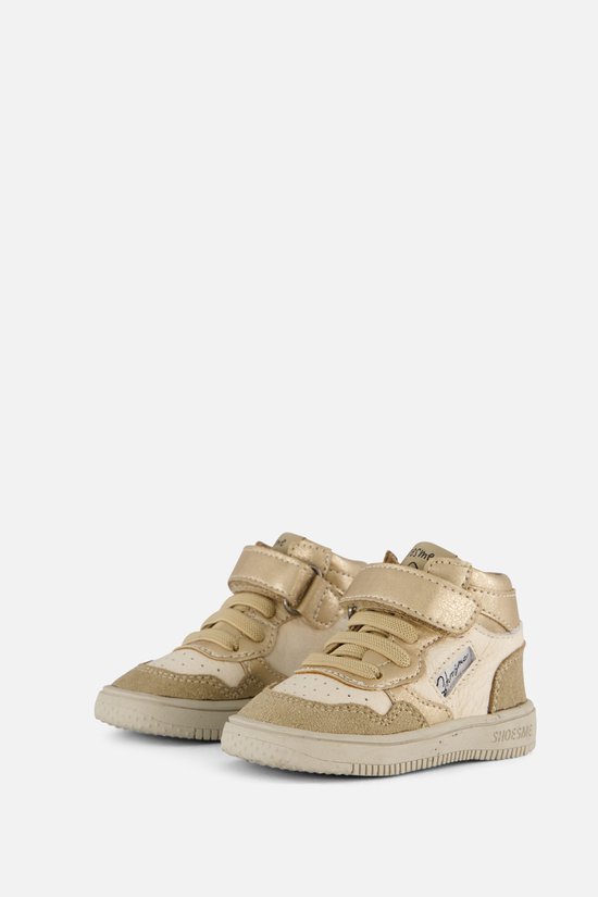 Goudkleurige leren babysneakers met beige suède details en klittenbandsluiting.