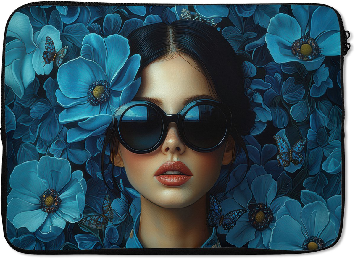 Laptophoes 14 inch - Vrouw - Bloemen - Blauw - Aesthetic - Luxe - Laptop sleeve - Binnenmaat 33x23 cm - Zwarte achterkant