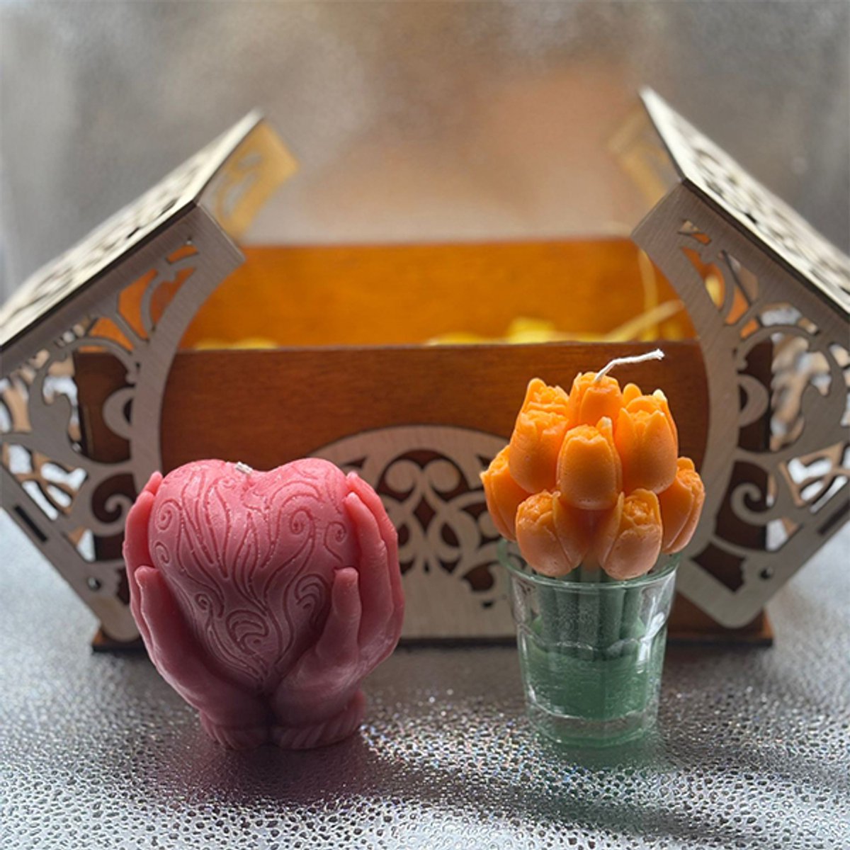 M-Holy Luxe Geurkaarsen Cadeauset – Handgemaakte Kaars in Hartvorm & Tulp – Magnolia & Citrus Geuren – Inclusief Houten Geschenkdoos – Brandtijd 6 uur