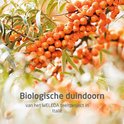 Close-up van biologische duindoornvruchten aan een tak met bladeren. "Biologische duindoorn" in grijze tekst.