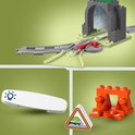 Duplo tunnel, spoorwegdelen, een lichtgevende knop en een oranje brugdeel.