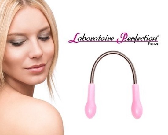 Vrouw met blonde haren gebruikt een roze epileerapparaat. "Laboratoire Perfection France" staat bovenaan.