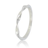 My Bendel - Zilveren dames ring met twist - Leuke zilveren ring met twist gemaakt van mooi blijvend edelstaal - Met luxe cadeauverpakking