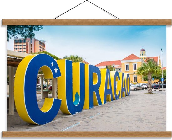 Schoolplaat – Curaçao Letters in de Stad - 60x40cm Foto op Textielposter (Wanddecoratie op Schoolplaat)