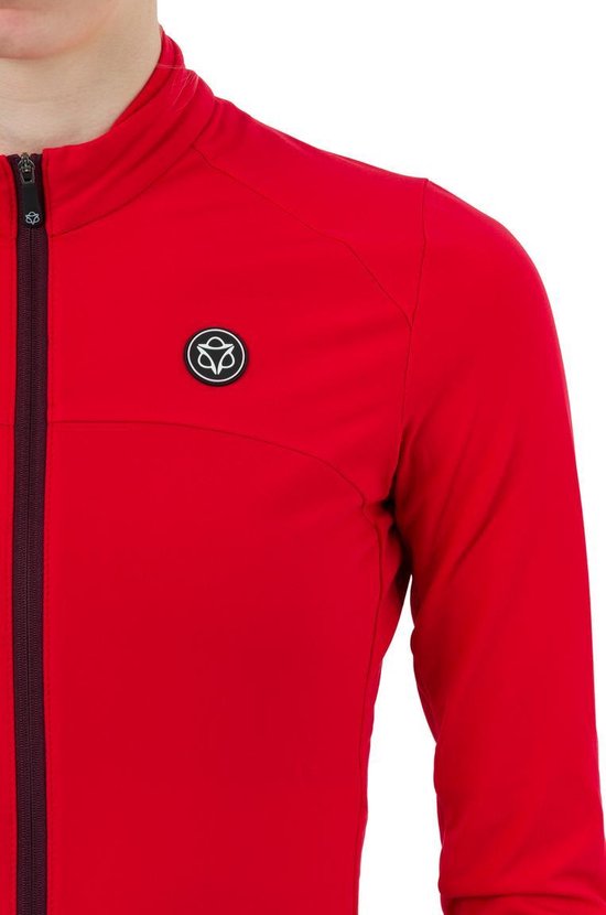 Close-up van de schouder en borst van een rood fietsshirt met logo.