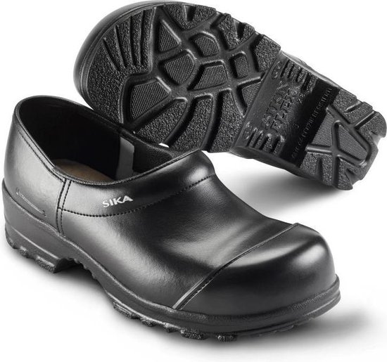 Paar zwarte Sika werkschoenen, één van de zijkant en één van de zool, met dichte hak.